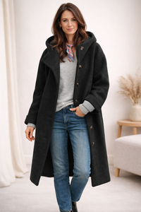 Manteau long noir à capuche, fermeture boutonnée et poches latérales