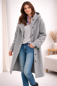 Manteau long gris à capuche, fermeture boutonnée et poches latérales