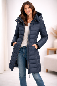 Doudoune longue bleu marine à capuche, zip frontal, poches latérales, matelassage