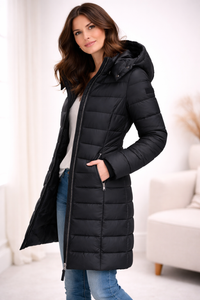 Doudoune longue noire à capuche, zip frontal, poches latérales, matelassage