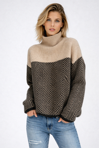 Pull col roulé beige et noir en maille, motif chevrons sur le buste et les manches