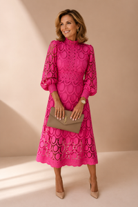 Robe midi Charlotte rose en dentelle ajourée, encolure haute, manches 3/4