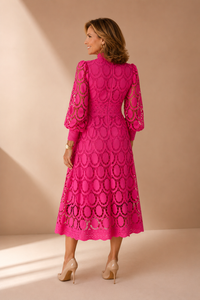 Robe midi Charlotte rose en dentelle ajourée, vue de côté, manches 3/4