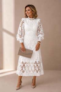Robe midi Charlotte blanche en dentelle ajourée, encolure haute, manches 3/4