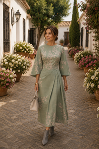 Robe midi fleurie vert sauge, manches évasées, coupe trapèze, col rond