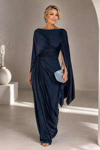 Robe longue drapée plissée bleu foncé, manches cape, fronces au buste et drapé latéral