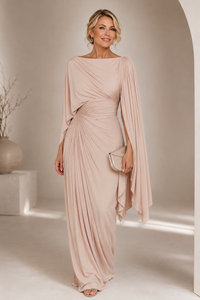 Robe longue drapée plissée pêche, manches cape, fronces au buste et à la taille