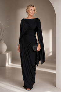 Robe longue drapée plissée noire, manches cape, fronces au buste et ouverture sur le côté