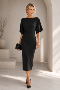 Robe midi noire ajustée, encolure bateau, manches courtes, coupe droite.