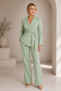 Ensemble vert blazer croisé et pantalon taille nouée.