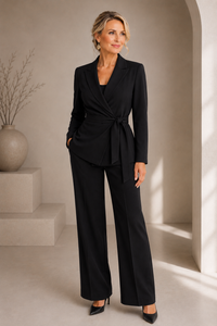 Ensemble noir blazer croisé ceinturé à nouer et pantalon.