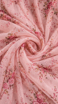 Tissu de robe rose à fleurs, nœud de matière en gros plan, texture légère.