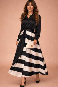 Robe noire à nœud froncé, jupe évasée rayée blanc et noir, longueur mi-longue.
