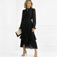 Robe élégante plissée noire, manches longues transparentes, volants étagés