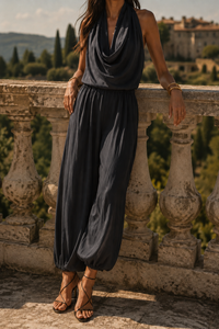 Ensemble noir sans manches à col drapé et pantalon fluide ample
