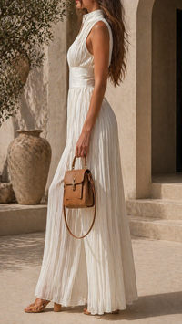 Robe longue blanche Nathalie sans manches, encolure V, plis verticaux, taille marquée.
