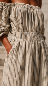 Robe longue beige à rayures verticales, col bardot froncé et taille élastiquée