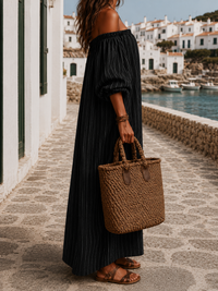 Robe longue noire à épaules dénudées, rayures verticales, silhouette ample