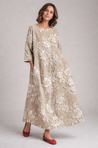 Robe longue imprimée beige à fleurs blanches, encolure ronde, manches trois-quarts