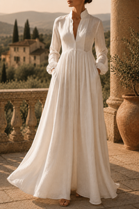 Robe longue blanche à manches longues, col montant et taille froncée, fluide
