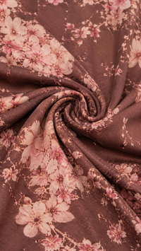 Tissu pour robe à fleurs, fond brun rosé et motifs floraux.