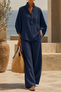 Ensemble tunique boutonnée et pantalon ample en lin bleu marine, manches chauve-souris.