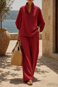 Ensemble tunique boutonnée et pantalon ample en lin rouge, coupe décontractée.