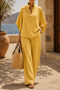 Ensemble tunique boutonnée et pantalon ample en lin jaune, manches larges et fluides.