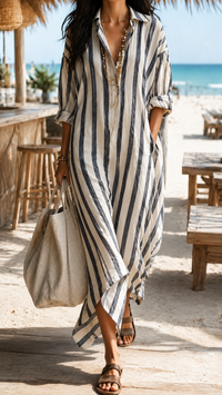 Robe longue rayée bleu marine et blanc, col chemise, manches 3/4 bouffantes.
