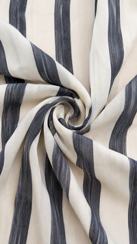 Tissu de robe rayé blanc et bleu foncé, lignes verticales.