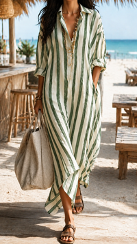 Robe longue rayée vert et blanc, col chemise, manches 3/4 bouffantes.