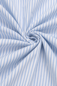 Tissu bleu ciel et blanc rayé, étoffe froissée