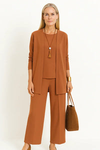 Ensemble trois pièces camel : veste ouverte, haut et pantalon large à jambes droites.