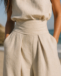 Ensemble beige clair : détail taille et plis du pantalon, tissu texturé à effet froissé