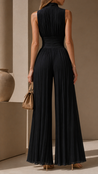 Combinaison noire dos nu en V, taille froncée et jupe longue plissée