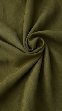 Tissu vert olive froissé, surface textile légère pour jupe