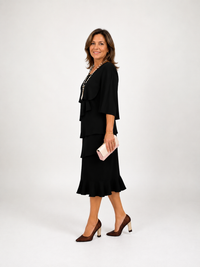 Robe midi noire à volants en étages, manches évasées, coupe fluide