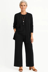 Ensemble trois pièces noir : veste ouverte, top, pantalon large à jambes droites.