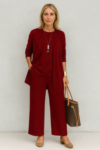 Ensemble trois pièces bordeaux : veste ouverte, haut assorti et pantalon large.