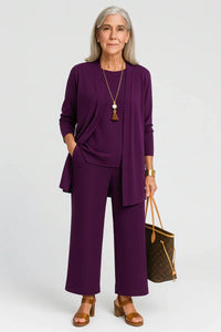 Ensemble trois pièces violet : veste ouverte, haut et pantalon large assorti.