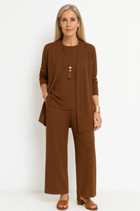Ensemble trois pièces marron : veste ouverte, top coordonné et pantalon large.