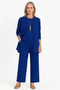 Ensemble trois pièces bleu : veste ouverte, haut et pantalon large à jambe droite.