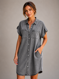 Robe d’été en jean gris, courte, col chemise boutonné, poches poitrine