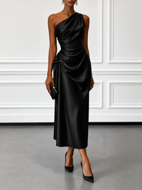 Robe midi satinée noire à une bretelle, drapé et ruchés sur le buste