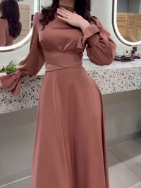 Robe longue en satin corail, col près du cou et manches bouffantes