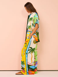 Ensemble de plage imprimé tropical : pantalon ample multicolore et haut blanc, vue de profil