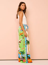 Ensemble de plage à imprimé tropical : pantalon ample multicolore et haut blanc, vue de côté