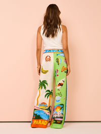 Ensemble de plage à imprimé tropical, vue de dos : pantalon ample multicolore et haut blanc