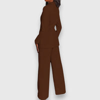 Ensemble tailleur marron vu de profil : veste cintrée et pantalon évasé