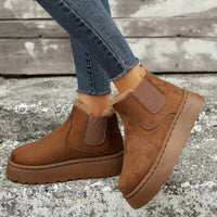 Bottes douillettes marron en suédine, doublure chaude et empiècements élastiques.